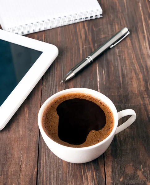 Taza de café, tableta y portátil —  Fotos de Stock