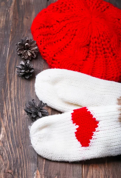 Трикотажные рукавицы с красными сердцами и вязаной шляпой — стоковое фото