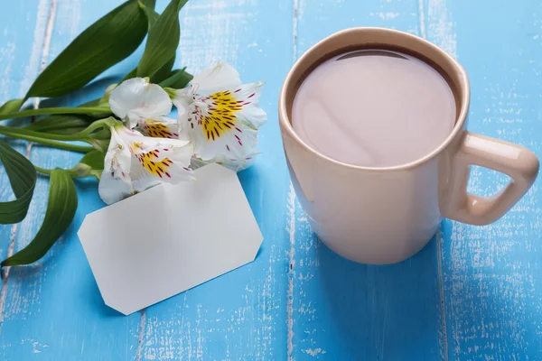 Alstroemeria çiçek, fincan kahve ve masada boş kartı — Stok fotoğraf