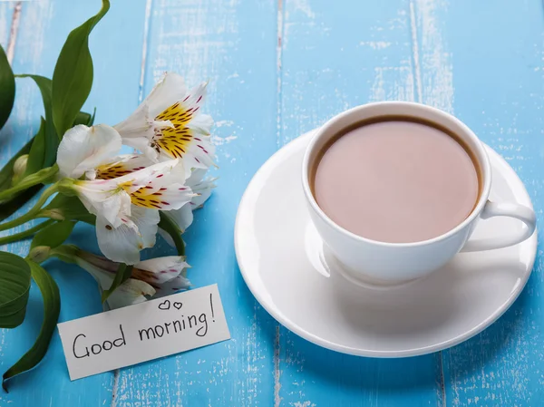 Taza de café con leche y flores de alstroemeria — Foto de Stock