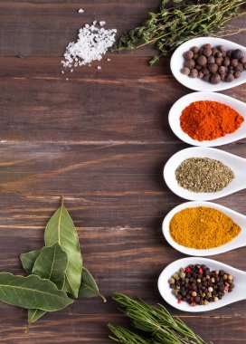 Yeşil otlar ve kuru baharat 