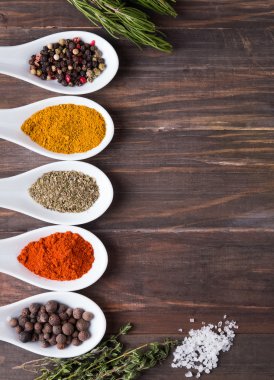 Kuru baharat ve yeşil otlar 