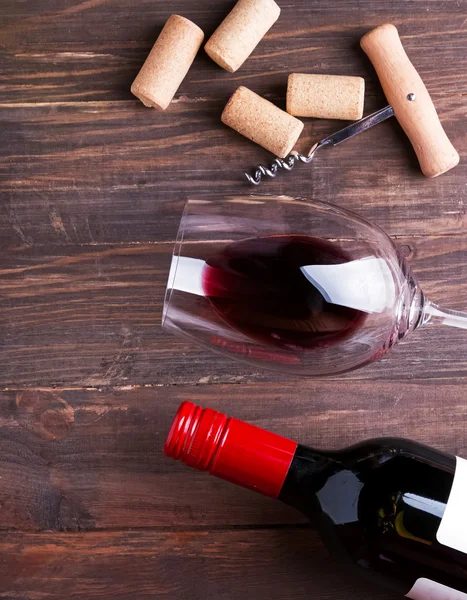 Wine corks, corkscrew and glass with a red wine — Stock Photo, Image