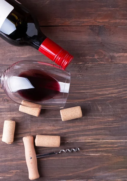 Bottiglia di vino, bicchiere di vino, tappi e cavatappi — Foto Stock