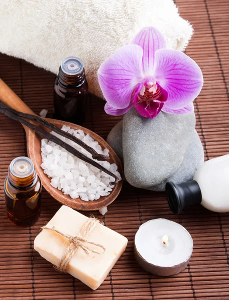 Spa Stilleben med hand gjorde tvål, sea salt och pink orchid. — Stockfoto