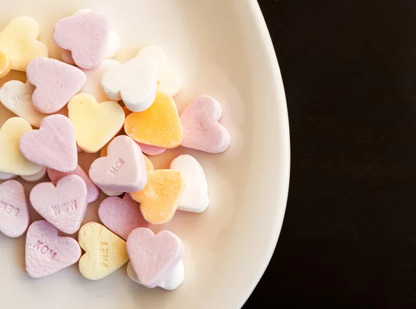 Dulces de azúcar en forma de corazón en el plato blanco — Foto de Stock