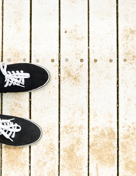 Sneakers op oude grunge houten achtergrond — Stockfoto
