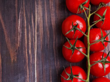 Brunch kiraz domates. Koyu tonda fotoğraf