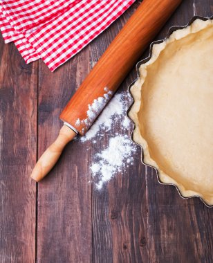 Pişirme pan çiğ hamur, oklava ile un ahşap t