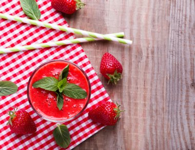 Ahşap masa üzerinde çilek güler yüzlü