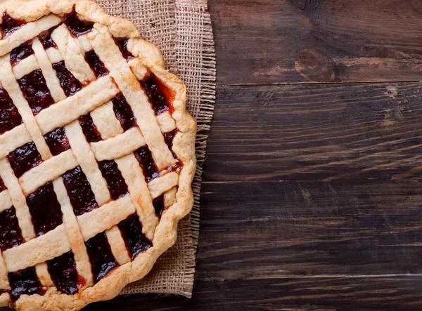 Tarte maison avec confiture sur la table en bois . — Photo