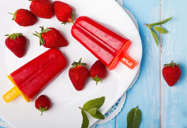 Delicious bright strawberry popsicles on the white plate, top vi — Stock Photo, Image