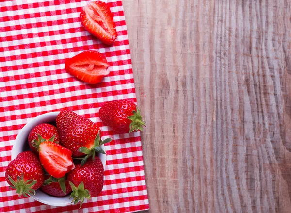Frische Erdbeeren in der Schüssel auf dem Holztisch — Stockfoto