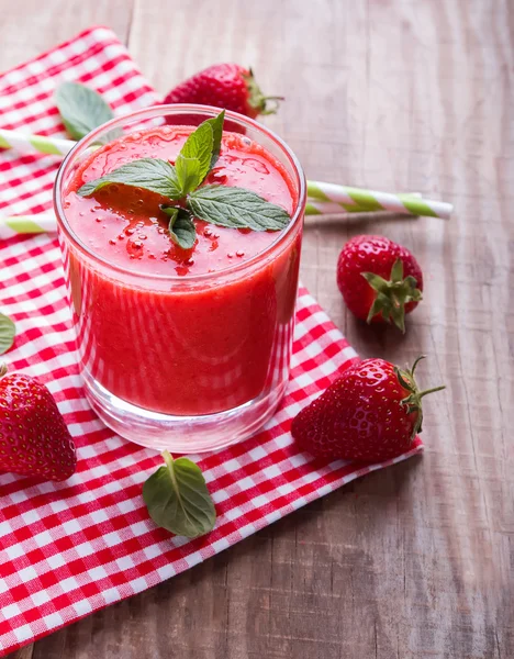 Jordgubbe smoothie på trä bordet — Stockfoto