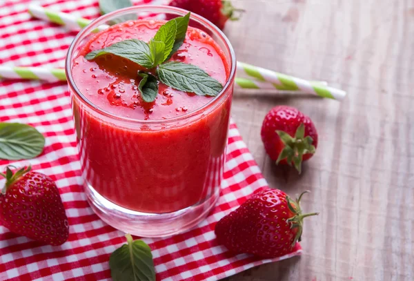 Jordgubbe smoothie på trä bordet — Stockfoto