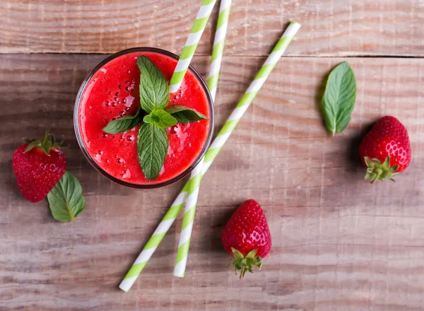 Ahşap masa üzerinde çilek güler yüzlü