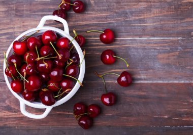 Taze kiraz bir kase ahşap masa üzerinde