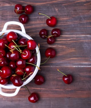 Ahşap masa, üstten görünüm üzerinde bir kase kiraz