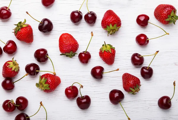Kiraz ve çilek Beyaz ahşap tablo, üstten görünüm