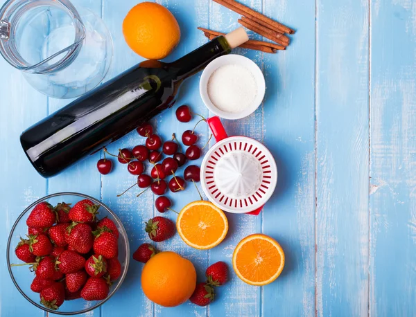 Ingredienser för sangria på träbord, ovanifrån — Stockfoto