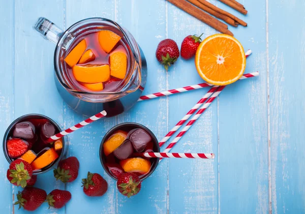 Sangria aux fraises sur fond en bois de couleur bleue , — Photo