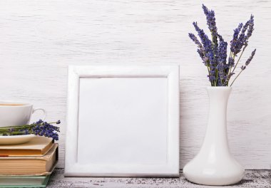 Beyaz, iç renkli vazo ile lavanta çiçekleri, kitaplar ve cu