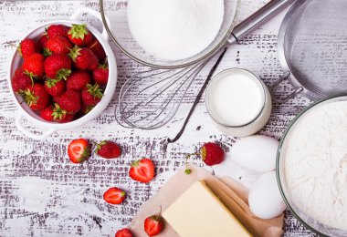 Beyaz ahşap ba çilekli yoğurt kek yapmak için malzemeler