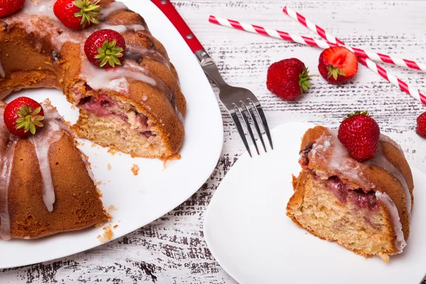 Leckerer glasierter Kuchen mit Erdbeeren — Stockfoto
