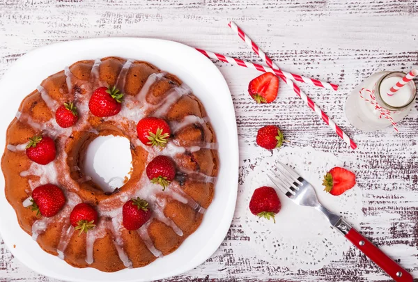 Délicieux gâteau glacé aux fraises sur table en bois blanc — Photo