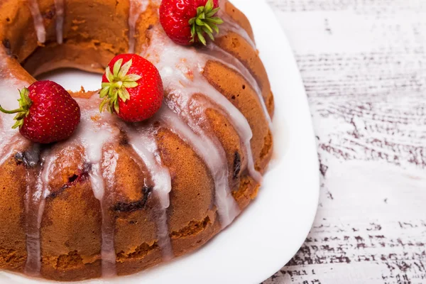 Heerlijke zelfgemaakte cake met aardbei en glazuur close-up — Stockfoto