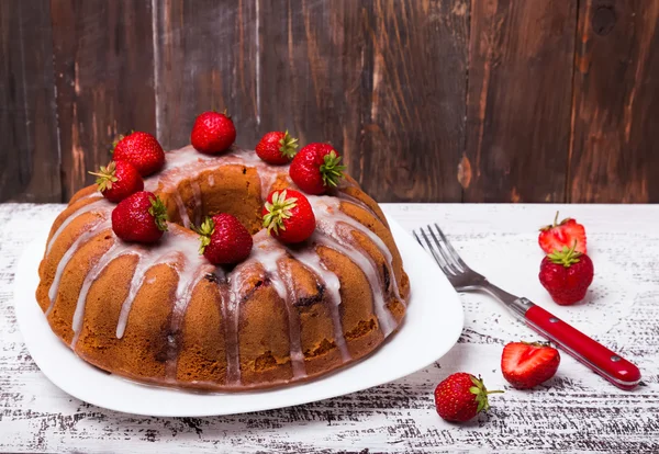 Delicioso bolo caseiro com morango e esmalte — Fotografia de Stock