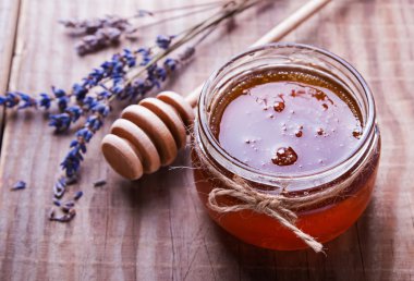 Bir cam kavanoz ve lavanta çiçekleri yakın çekim içinde tatlım