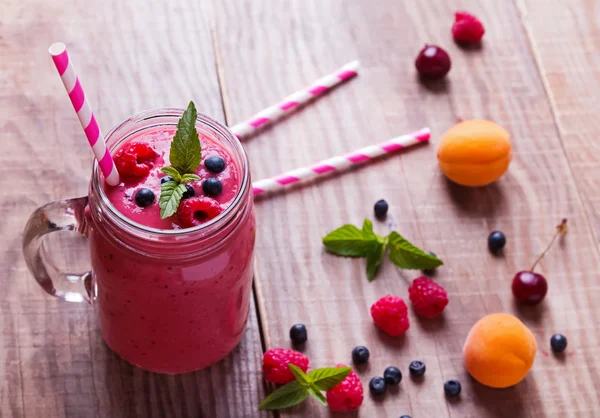 Smoothie com bagas de verão e frutas em uma caneca de vidro — Fotografia de Stock