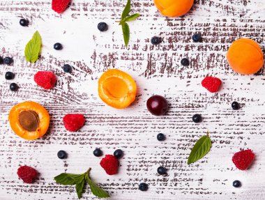 Karışık meyveli beyaz renkli ahşap tablo