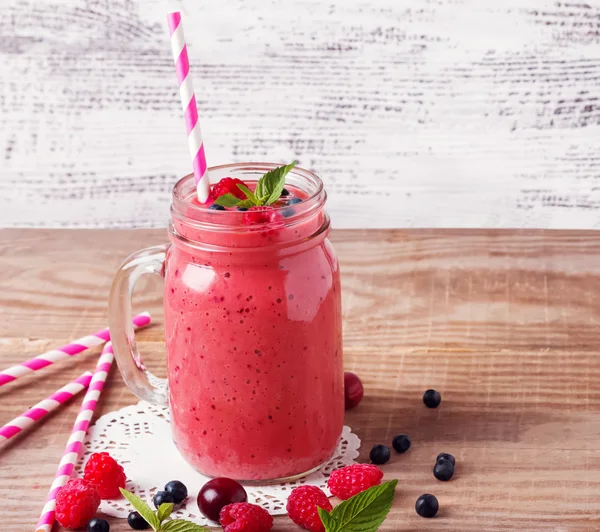 Summer berries smoothie in a glass mug — Stock Photo, Image