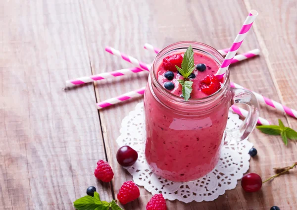 Smoothie with summer berries and fruits in a glass mug — Stock Photo, Image