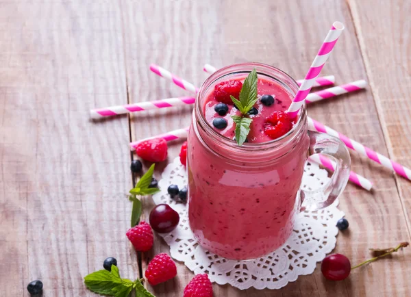 Smoothie com bagas de verão e frutas em uma caneca de vidro — Fotografia de Stock