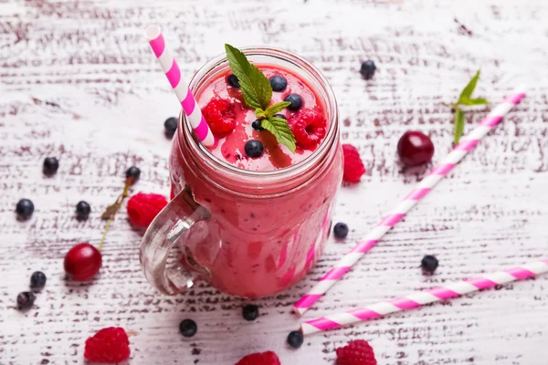 Smoothie de bagas de verão em uma caneca de vidro — Fotografia de Stock