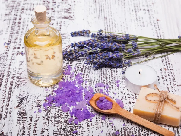 Natura morta termale con lavanda e olio aromatico — Foto Stock