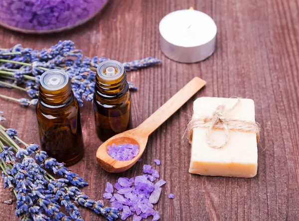 Bodegón spa con aceites de lavanda y aroma — Foto de Stock