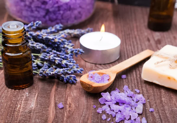 Spa Stilleven met zee zout en lavendel bloemen op de houten — Stockfoto