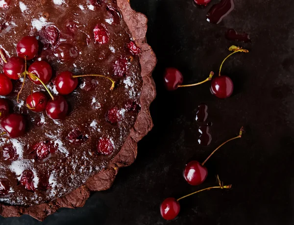 Tart com ganache de chocolate escuro e cerejas . — Fotografia de Stock