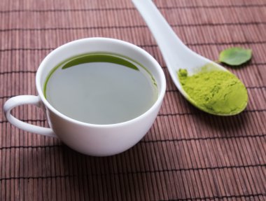 Matcha çay beyaz bir fincan mat