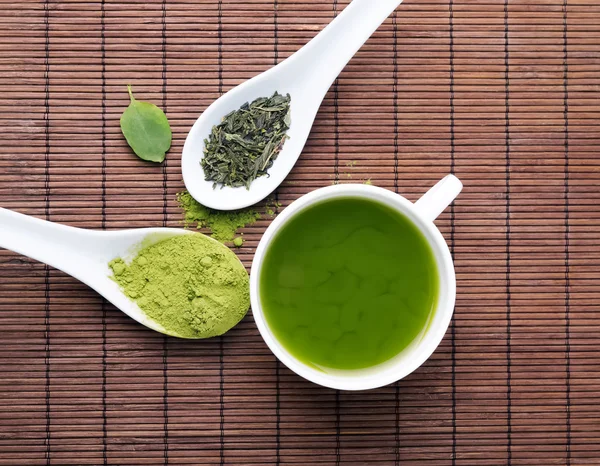 Grüner Tee auf der braunen Matte — Stockfoto