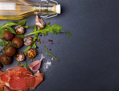 Kiraz domates, jambon, roka ve baharatlar