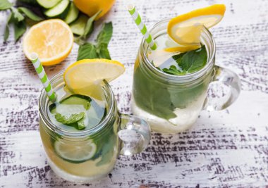 Limon ve salatalık su cam kavanozlara Detoks