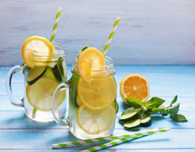 Limon ve salatalık su cam kavanozlara Detoks