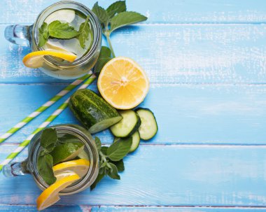 Limon ve cucucmber su cam kavanozlara Detoks 