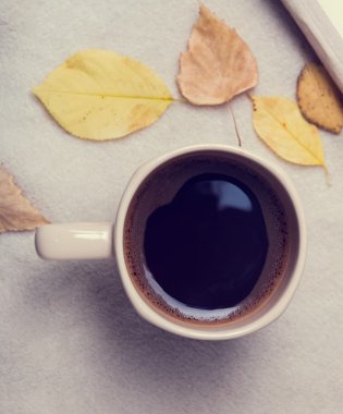 Sonbahar ruh hali. Fincan kahve ve yaprakları
