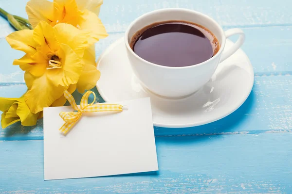 Leere Papierkarte, gelbe Blumen und Kaffee o — Stockfoto